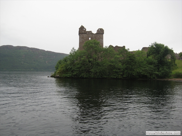 Urquhart Castle vom Loch Ness aus gesehen...