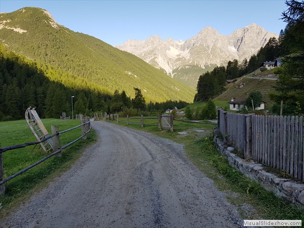 Abmarsch...zum Glück auf Naturstrasse