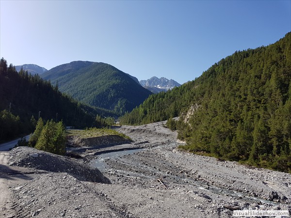 ...rechts Abbiegung ins Val Mingèr, hinten Piz Foraz